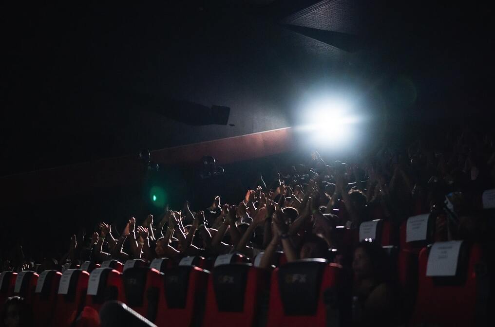 The whole crowd performs Clap of the Future while the emcee Pramin engages the crowd.